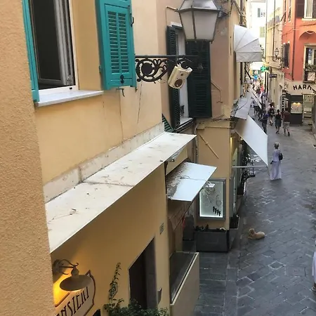 Budello Di Alassio, Ampio Con Box 別荘 アラッシオ