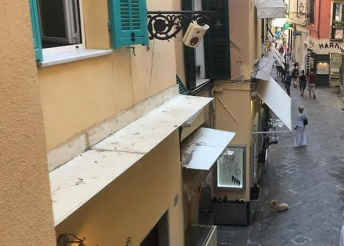 Budello Di Alassio, Ampio Con Box 別荘 アラッシオ