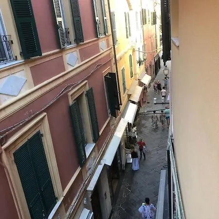 Budello Di Alassio, Ampio Con Box Vicino Al Mare Alassio